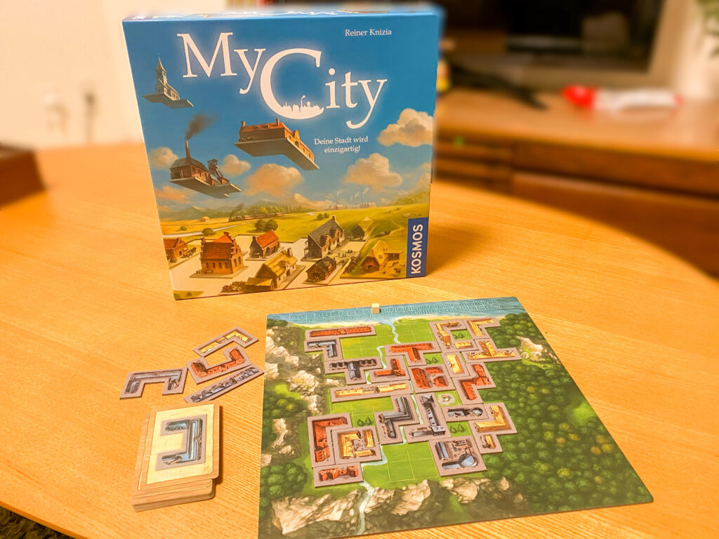 ゲーム紹介 マイシティ My City 全８章 ２４のストーリーを進めるレガシータイル配置ゲーム ニコボド ボードゲームレビュー 情報系ブログ